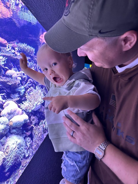 Jason David Newton with his son at the aquarium in Moses Lake, Washington