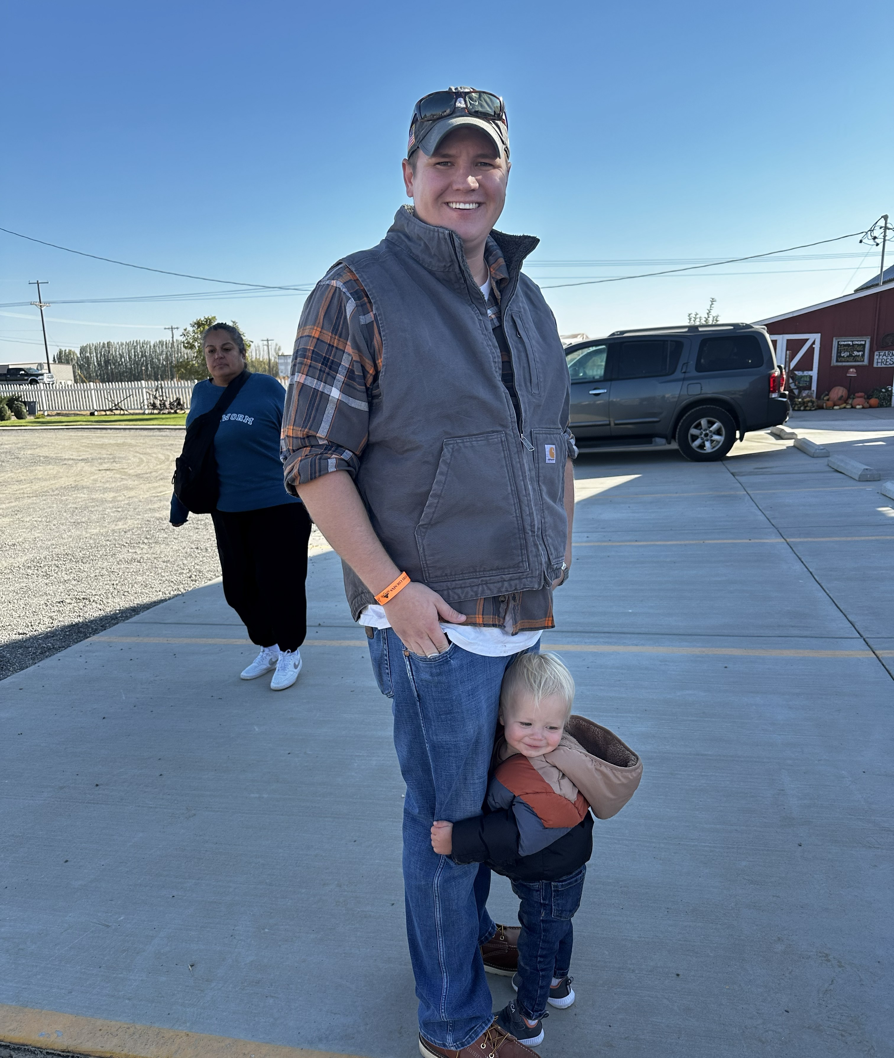 Jason David Newton standing with his son in fall in Moses Lake, WA